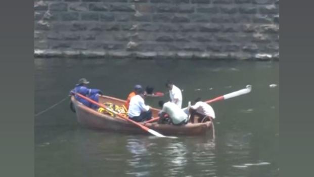 A Mumbai crime branch team in the Tapi river