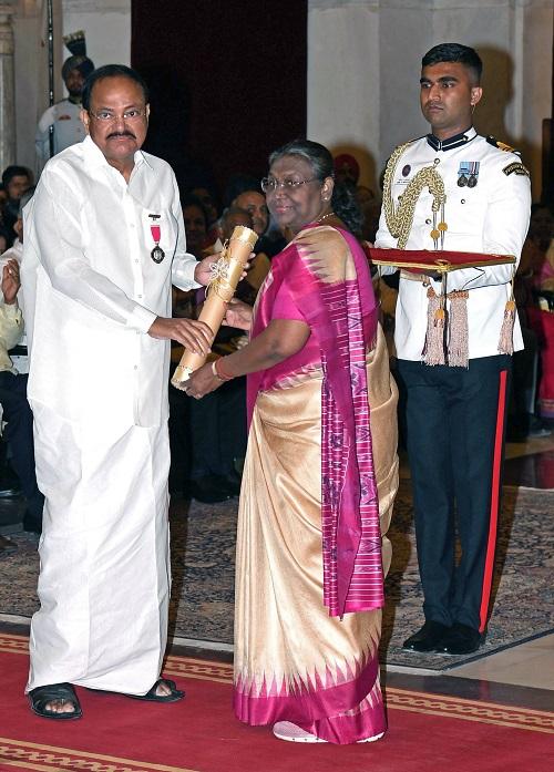 President Droupadi Murmu confers the Padma Vibhushan on ex-Vice President M Venkaiah Naidu in New Delhi/ANI Photo