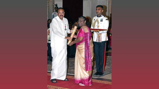 President Droupadi Murmu confers the Padma Vibhushan on ex-Vice President M Venkaiah Naidu in New Delhi/ANI Photo