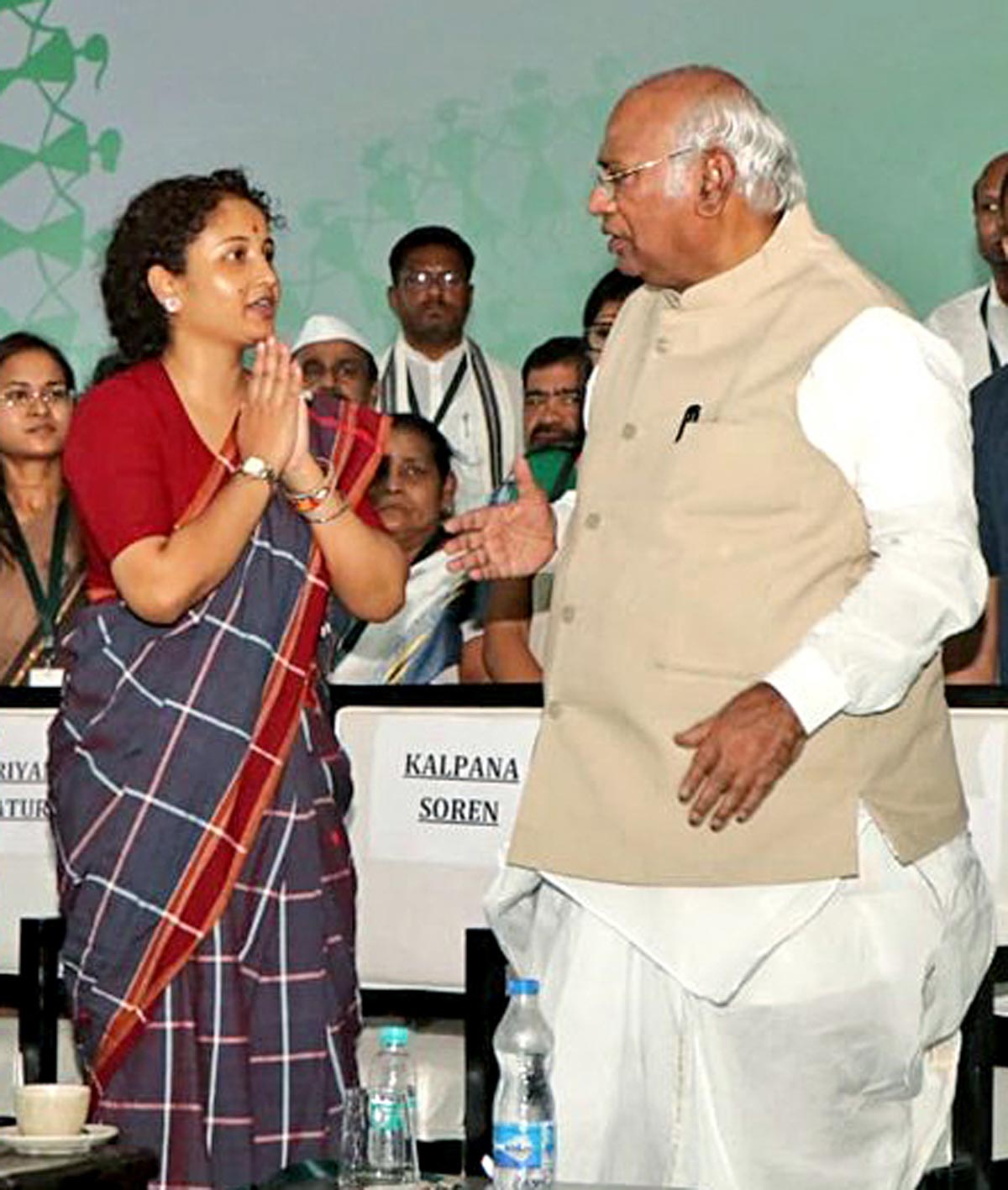 Kalpana Soren with Mallikarjun Kharge. File pic