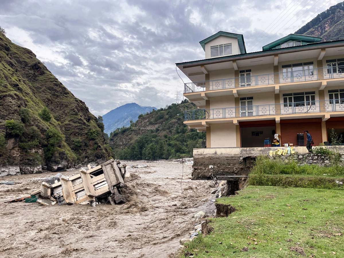 A house flows by in Kullu