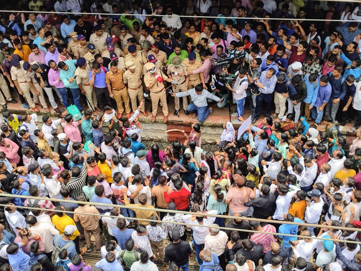 Protests at Badlapur station in August