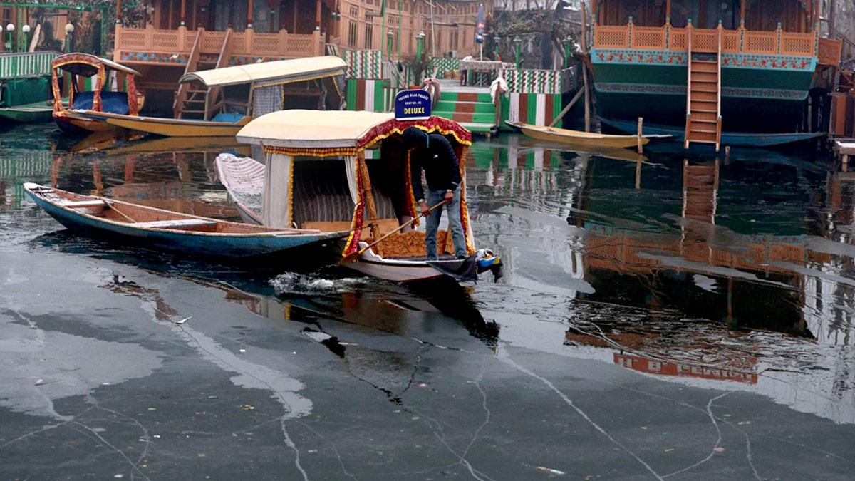 Dal lake freezes as Srinagar records -7 degree C