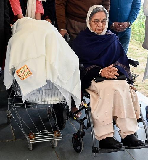 Former PM Manmohan Singh's wife Gursharan Kaur along with family members brings the ashes of her husband Gurdwara Majnu Ka Tila Sahib ahead of the immersion, in New Delhi on Sunday/ANI Photo