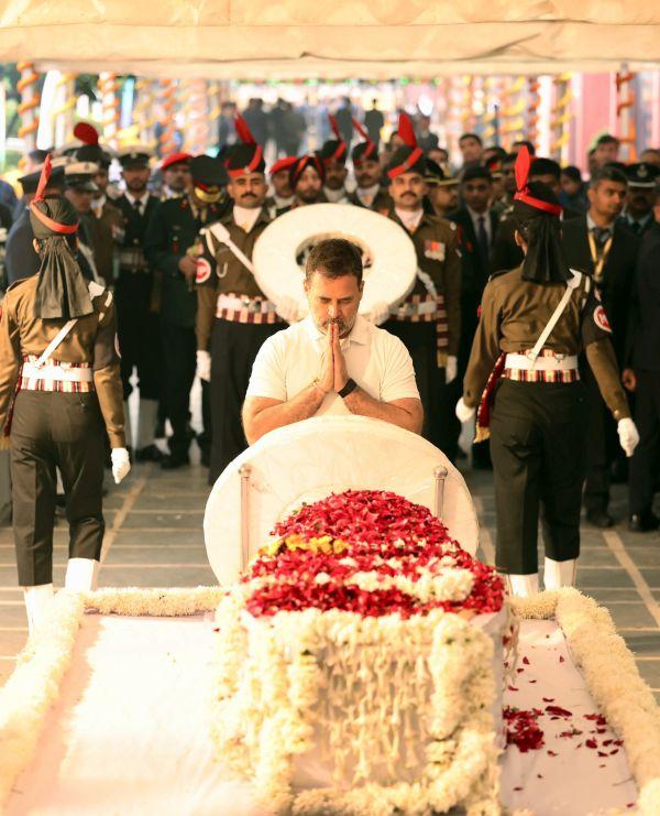 Rahul pays his last respects to Dr Singh