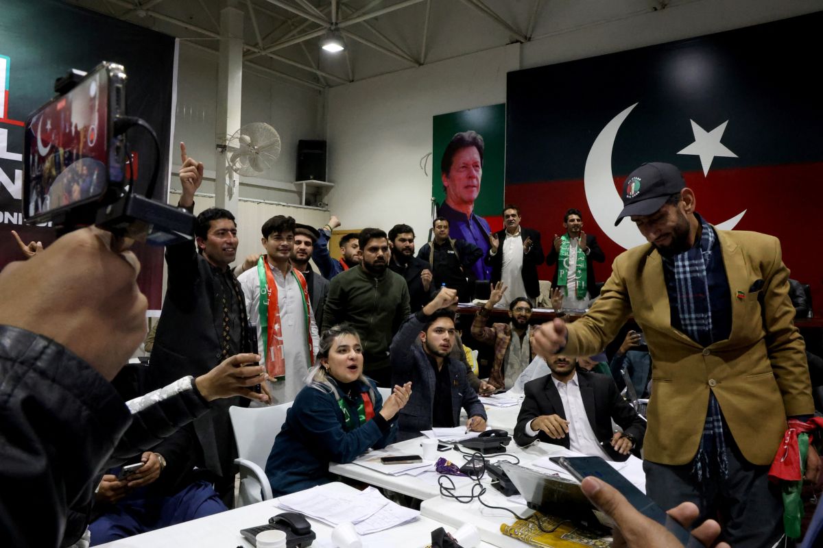 Supporters of Pakistan Tehreek-e-Insaf party watch PTI public rally... News  Photo - Getty Images
