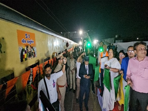 Union minister Darshana Jardosh flagging off Ayodhya Dham 'Aastha' train from Surat/ANI Photo