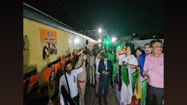 Union minister Darshana Jardosh flagging off Ayodhya Dham 'Aastha' train from Surat/ANI Photo