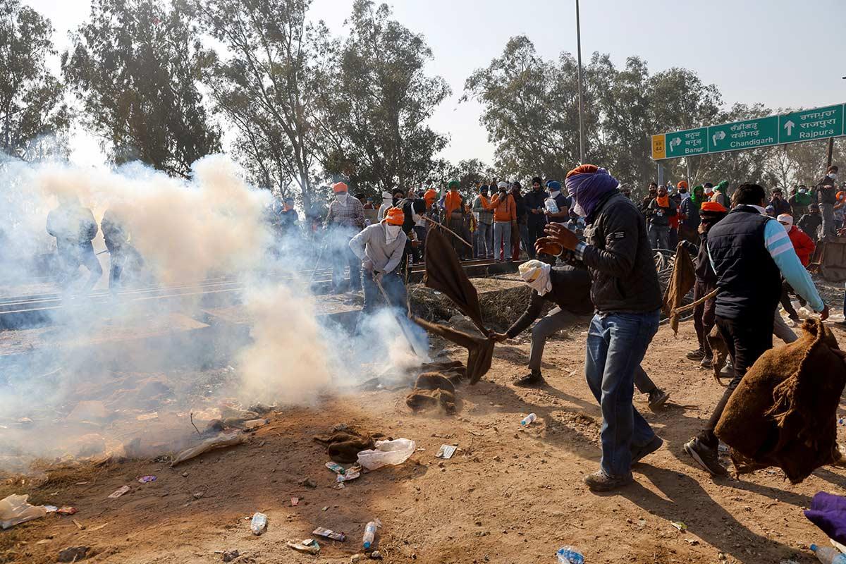 Tear Gas And Mayhem During Delhi Chalo - Rediff.com India News