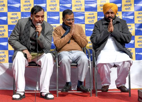 AAP leaders protest the mayoral polls