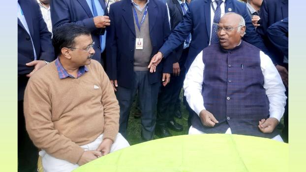 Delhi CM Arvind Kejriwal and Congress chief Mallikarjun Kharge/File image