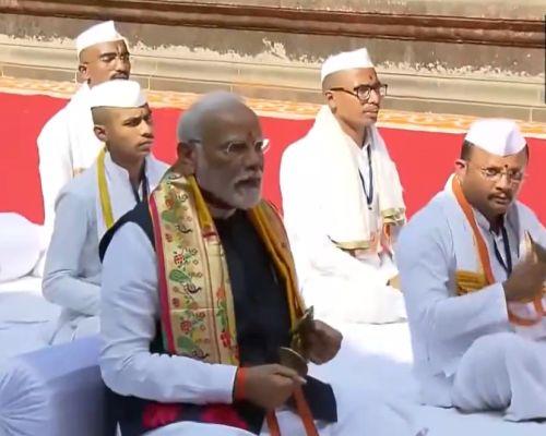 Modi prays in Nashik temple, plays cymbals