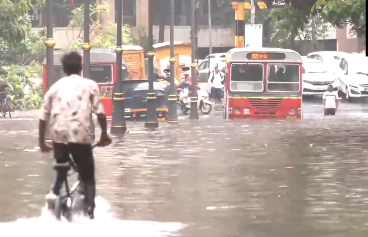 Heavy rain lashes Mumbai, disrupts train, road traffic - Rediff.com