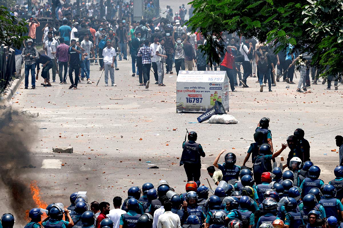 Police and protesters clash in Dhaka, Bangladesh/Mohammad Ponir Hossain/Reuters