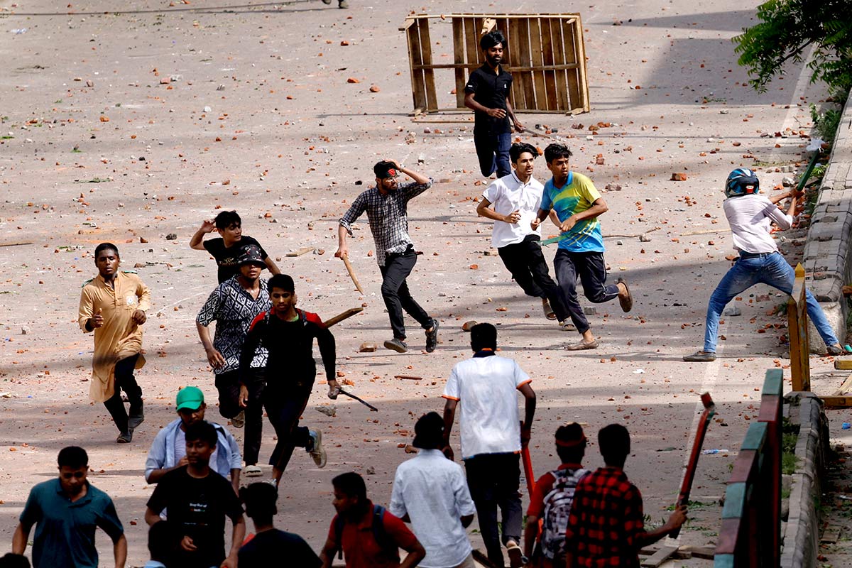 Protesters clash with police in Dhaka, Bangladesh/Mohammad Ponir Hossain/Reuters