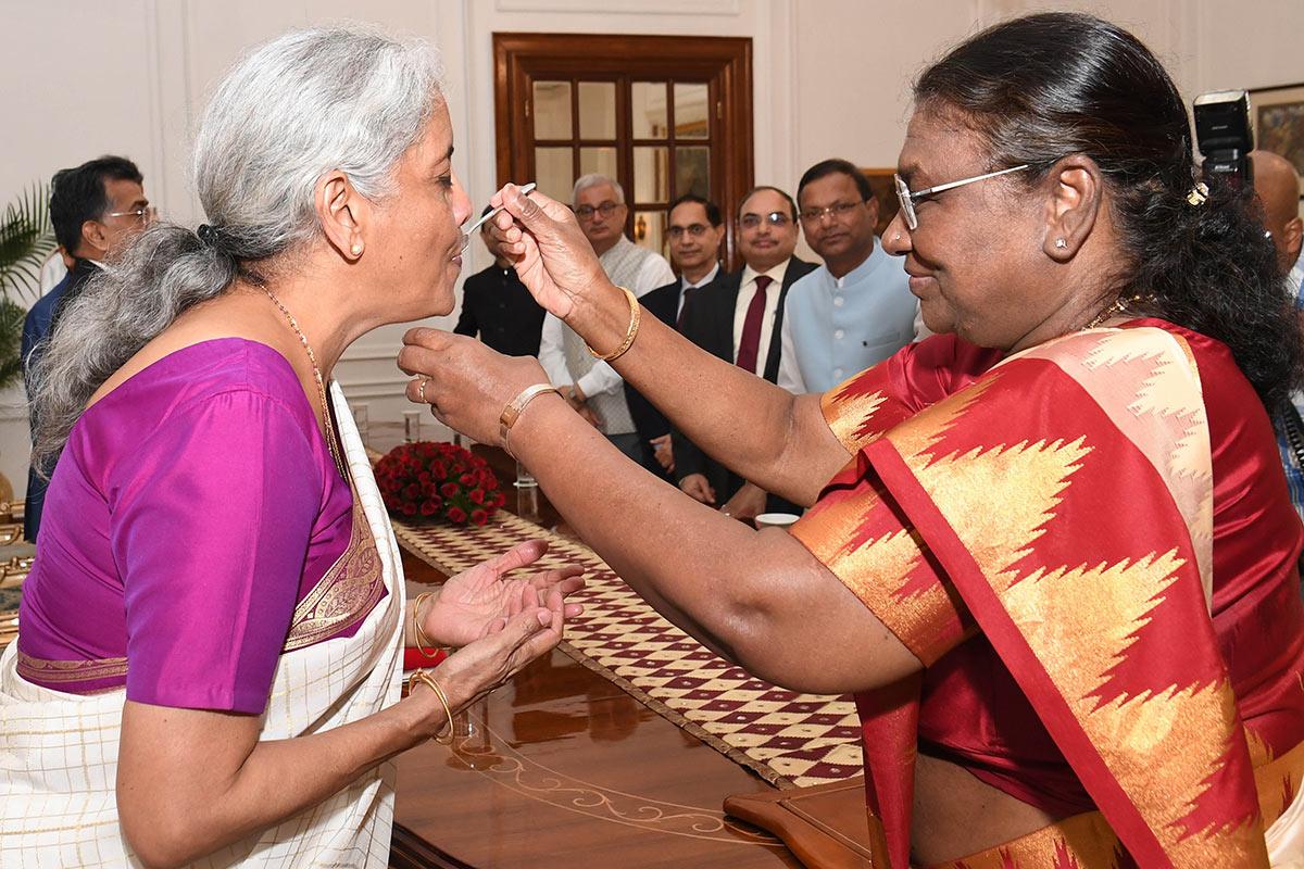 The President offered 'dahi-chini' to Sitharaman before the presentation