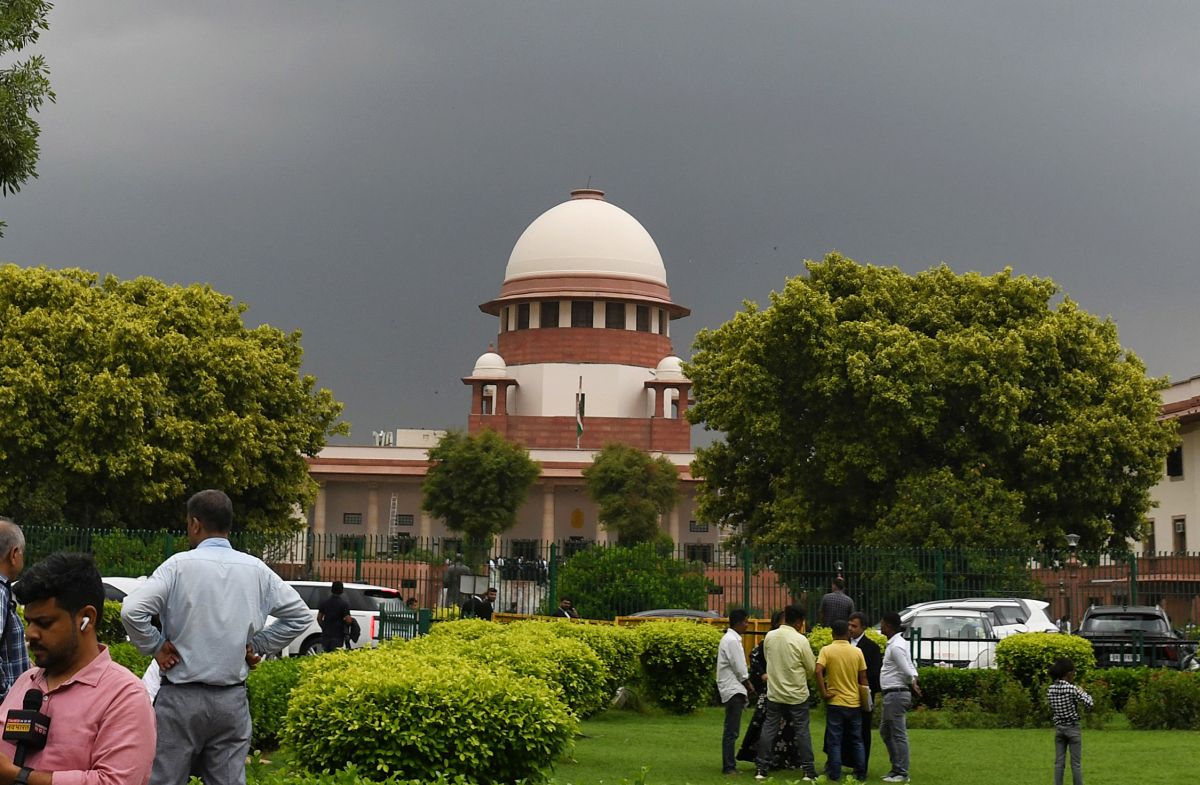 SC notice to Centre, Guvs on pleas by Kerala, Bengal