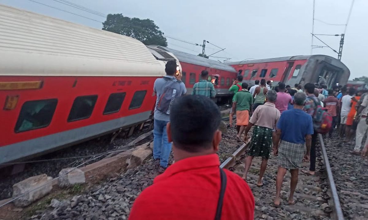 2 killed as 18 coaches of Howrah-Mumbai train derail