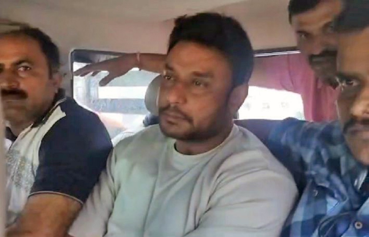 Kannada actor Darshan Thoogudeepa (middle) in police custody/ANI Photo