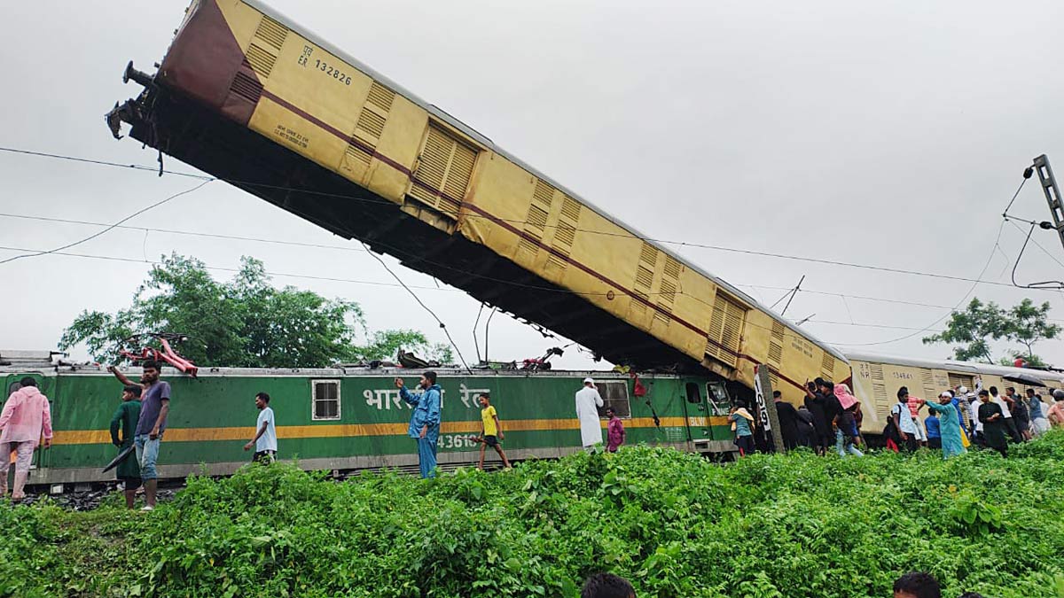 9 dead, 41 hurt as goods train hits express in Bengal