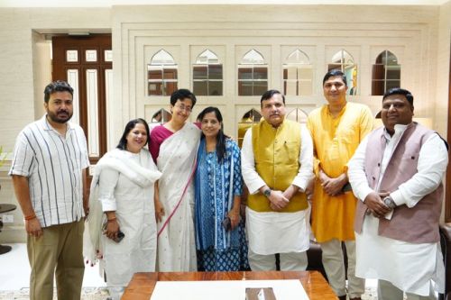 Atishi with AAP leaders and Arvind Kejriwal's wife today