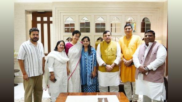 Atishi with AAP leaders and Arvind Kejriwal's wife today