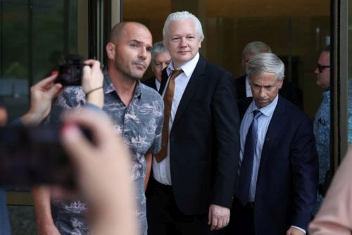 Julian Assange leaves a court in Saipan. @Stella_Assange