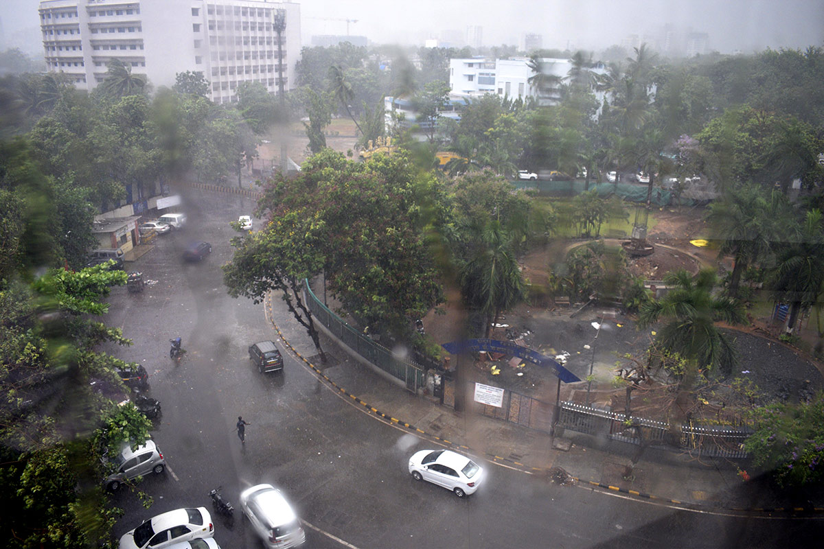 Rains, winds lash Mumbai; flights, trains, metro hit