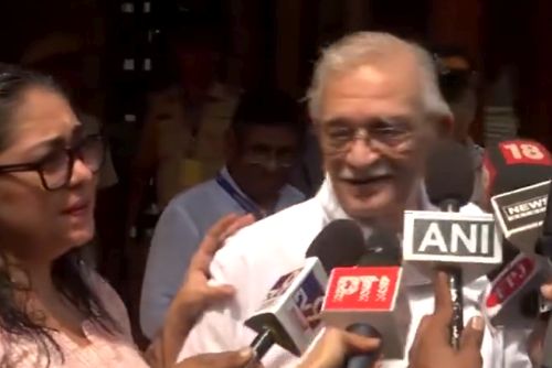 Lyricist Gulzar and his daughter and filmmaker Meghna vote in Mumbai