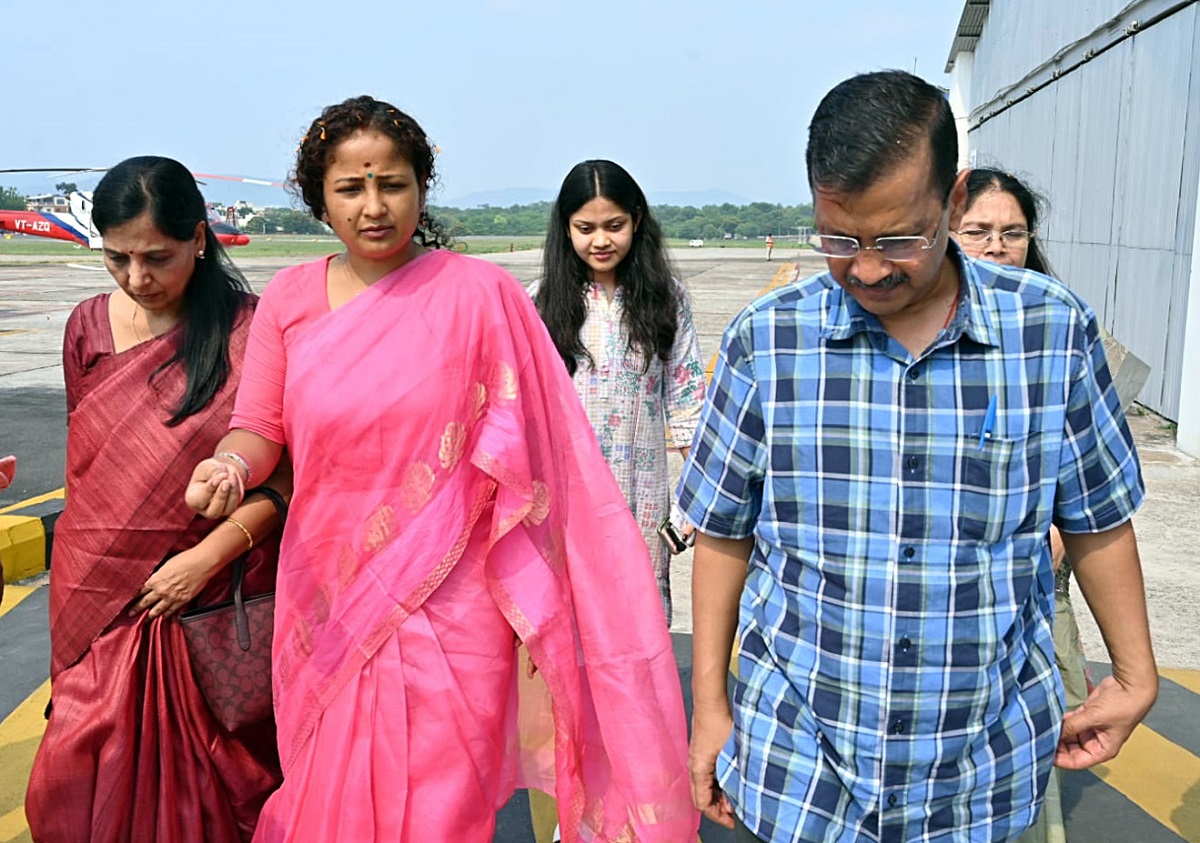 Kejriwal in Jamshedpur with his wife and Mrs Soren