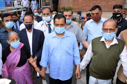 Delhi CM Arvind Kejriwal with his parents in 2021