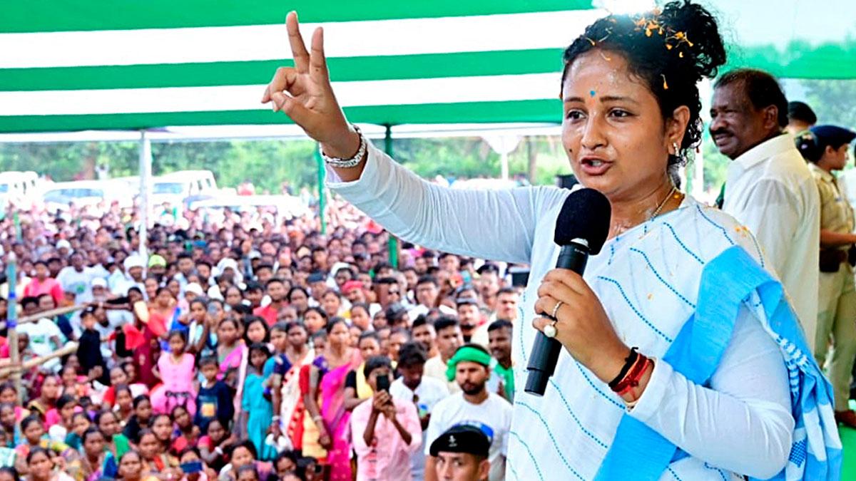 MM leader Kalpana Soren addresses a public meeting 