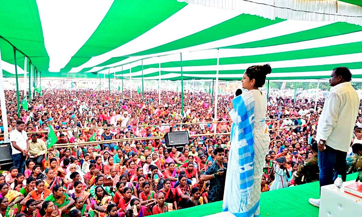 Kalpana Soren addresses a public meeting in Gumla