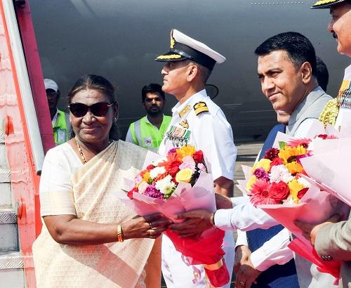 President Droupadi Murmu being received by Goa CM Pramod Sawant on her arrival at Dabolim airport, in Goa/ANI Photo