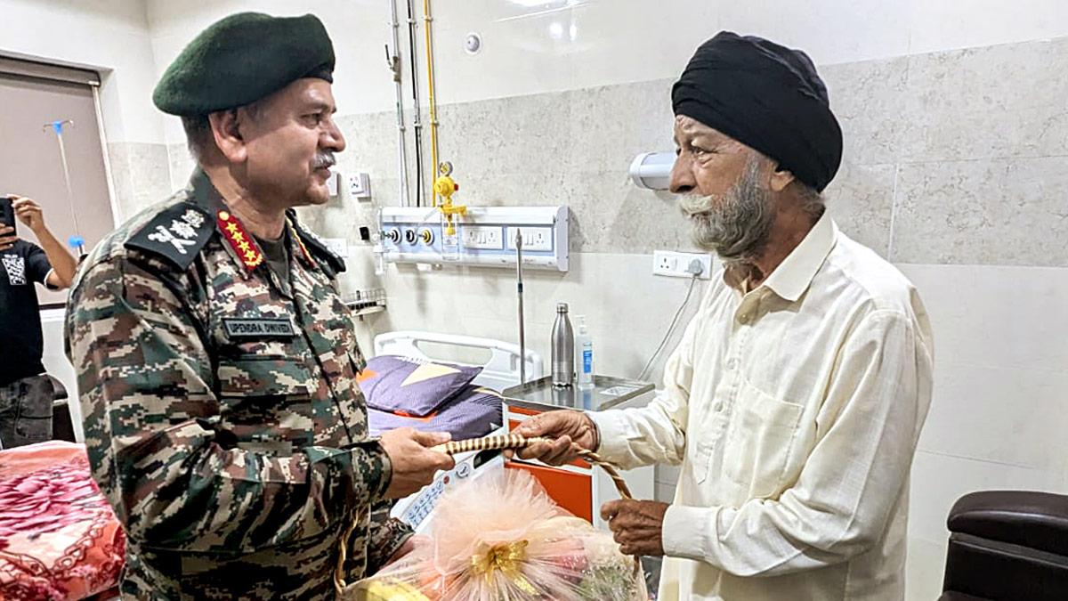 General Upendra Dwivedi meets Param Vir Chakra awardee Naib Subedar Bana Singh to enquire about his health