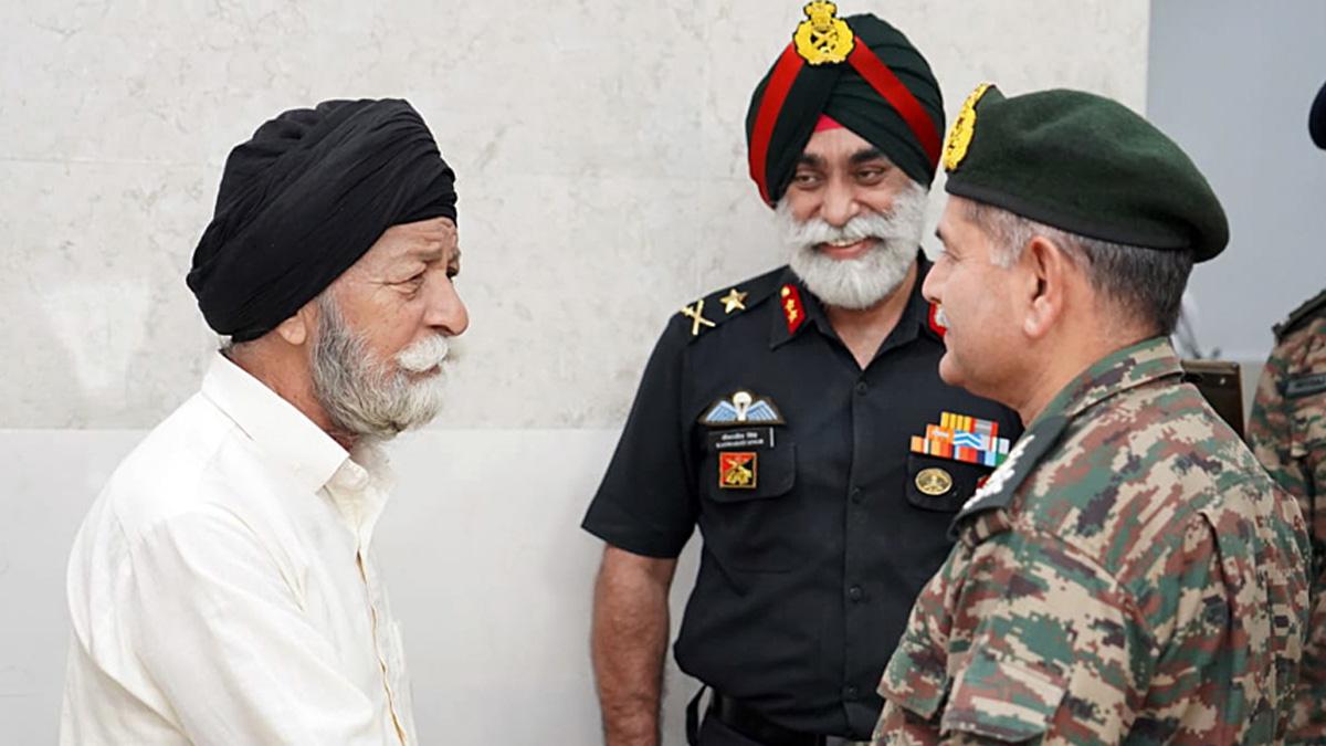 General Upendra Dwivedi meets Param Vir Chakra awardee Naib Subedar Bana Singh to enquire about his health