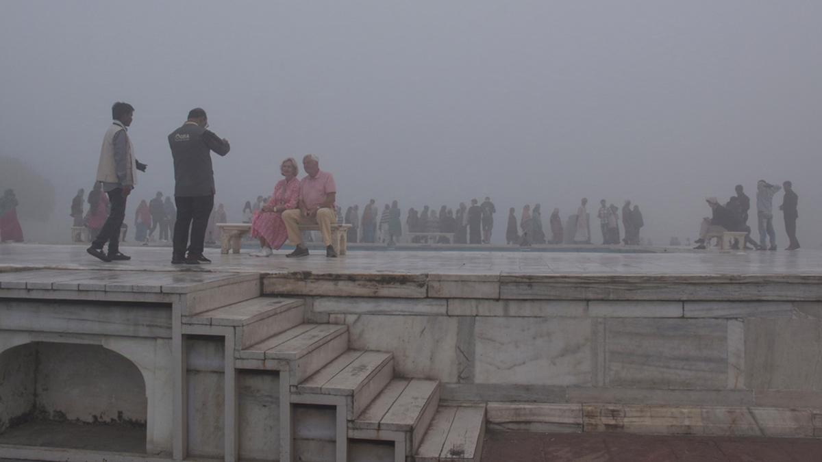 fog engulfs the Taj Mahal