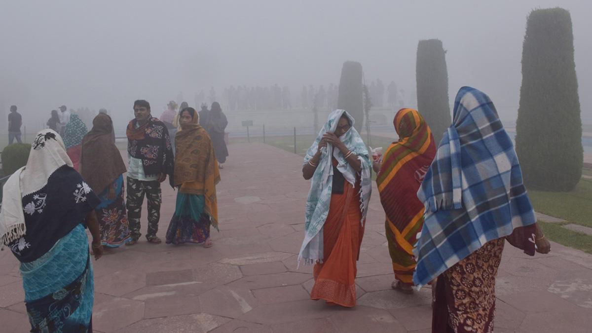 fog engulfs the Taj Mahal