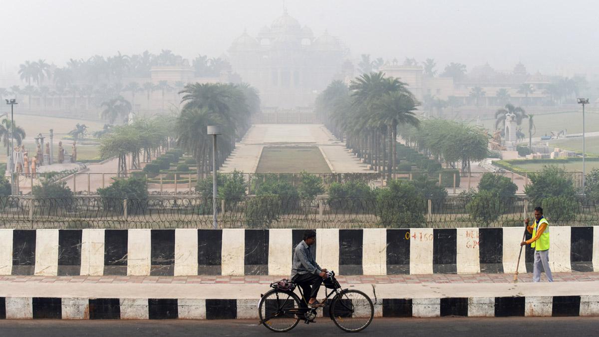 layer of smog engulfs the Akshardham Temple