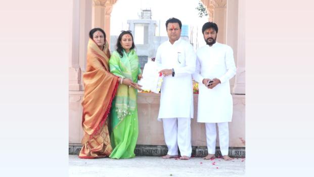 Amit Deshmukh with his brother Dhiraj, wife, and mother. File pic
