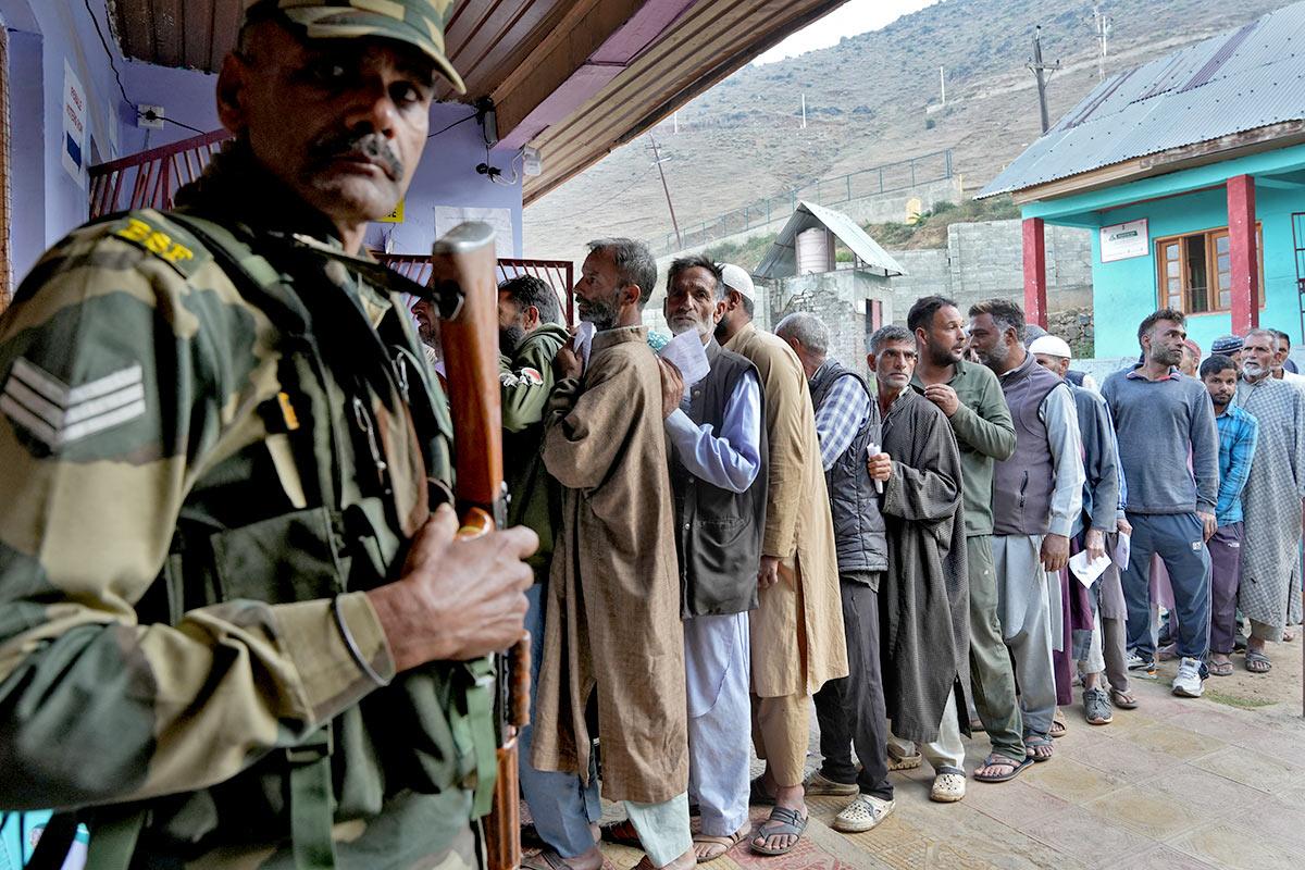 Voters queue up at a polling station in Bandipora, north Kashmir/Sanna Irshad Mattoo/Reuters