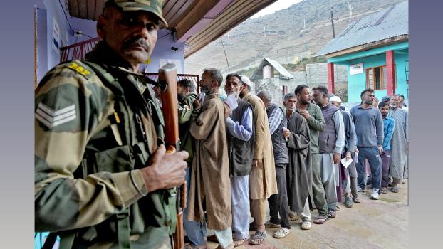 Voters queue up at a polling station in Bandipora, north Kashmir/Sanna Irshad Mattoo/Reuters