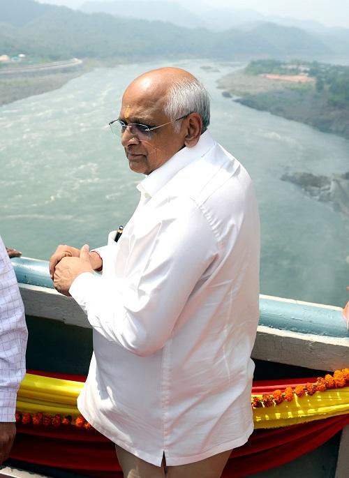 Gujarat CM Bhupendra Patel offers prayers to the overflowing Narmada River, at Sardar Sarovar dam site/ANI Photo