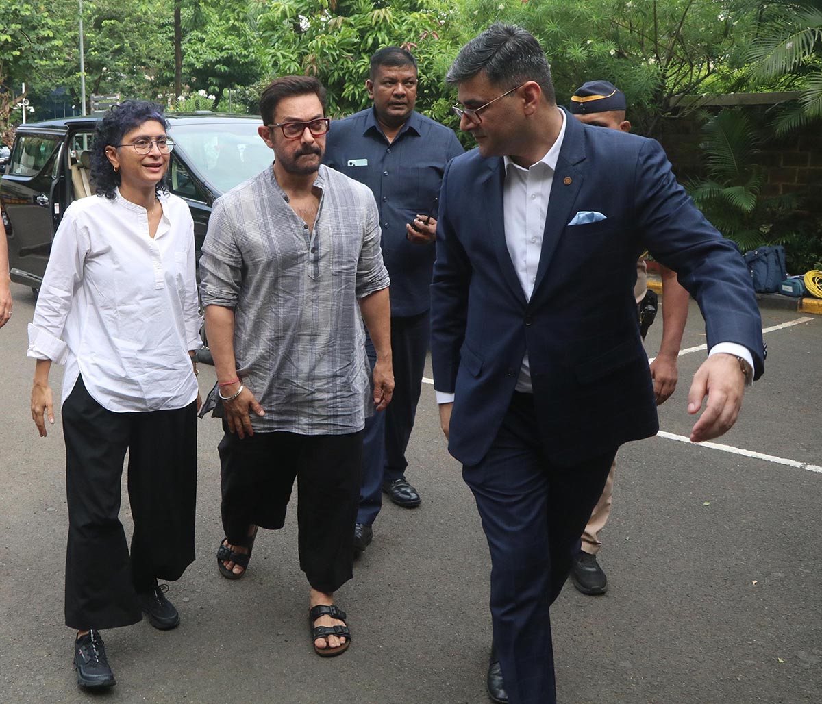 Aamir Khan arrives with Kiran Rao to pay tributes to Ratan Tata