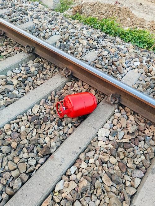 The cylinder lying on railway track near Dhandhera in Uttarakhand/ANI on X