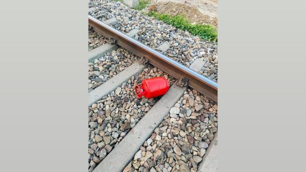 The cylinder lying on railway track near Dhandhera in Uttarakhand/ANI on X