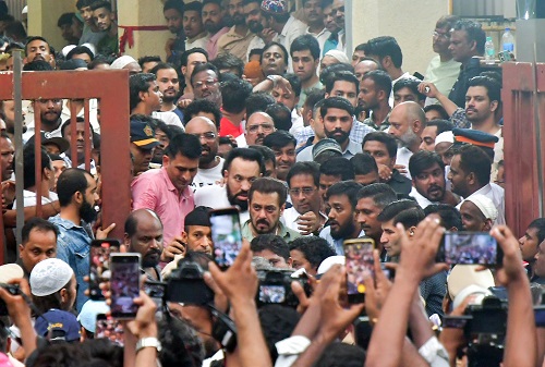 Salman Khan pays his respects to Baba Siddique