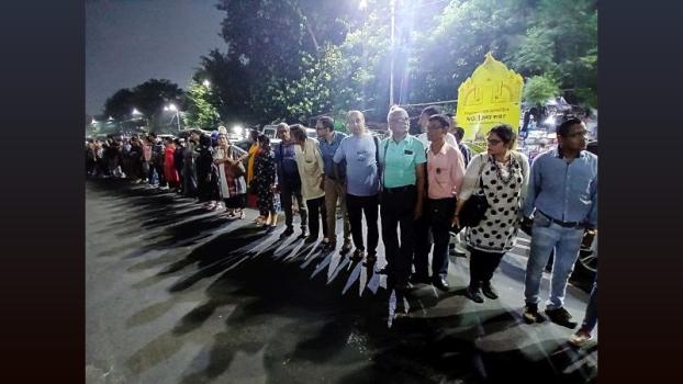 People form a 'human chain' to protest the RG Kar horror