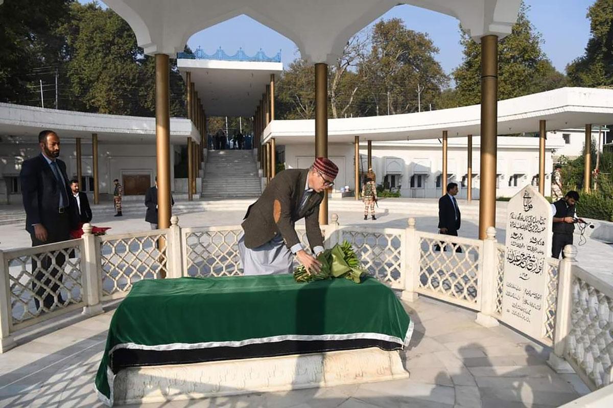 Omar Abdullah offers prayers at his grandfather's mazhar