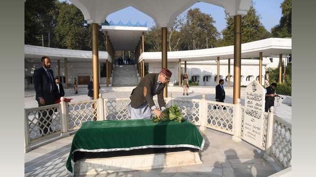 Omar Abdullah offers prayers at his grandfather's mazhar